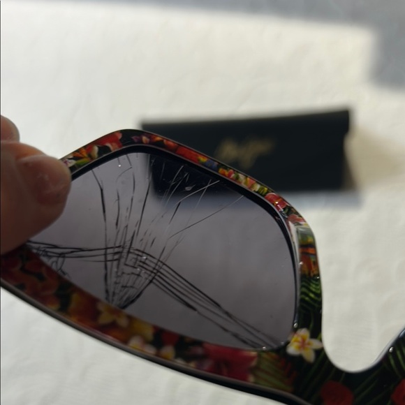 Maui Jim Manchester United Double mirrored Matchday Polarized Sunglasses. FLAW - Picture 11 of 16